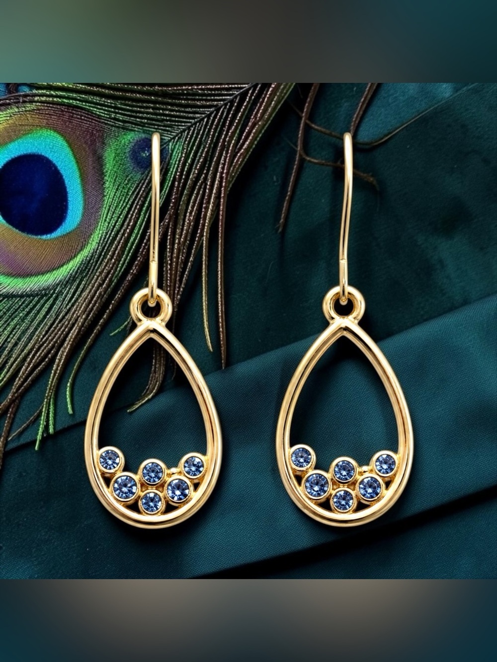 🏷️‼️5$25🏷️‼️💛VTG Gold-Tone Teardrop Earrings w/Varsity Blue Crystals/NWOT💛